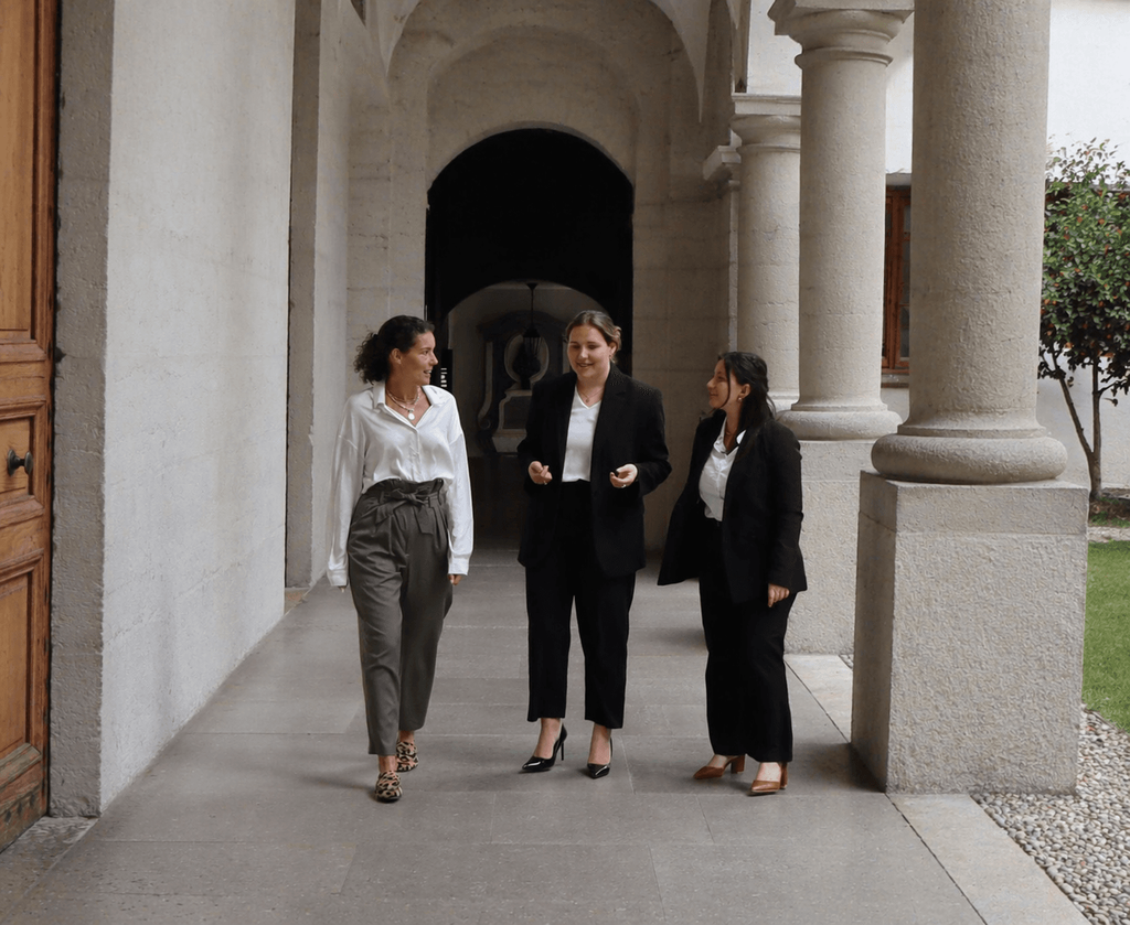 Promenade sous les arches élégantes (1).png